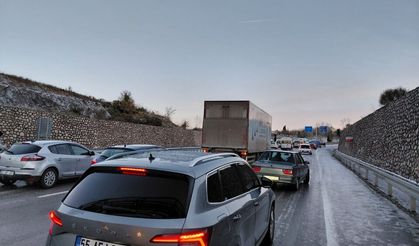 Sinop'ta buzlanma: Araçlar yolda kaldı