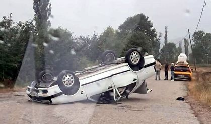 Yağmurlu ve sisli havada otomobil takla attı