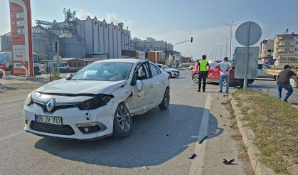 Sinop yolunda çarpışma: 3 kişi yaralandı