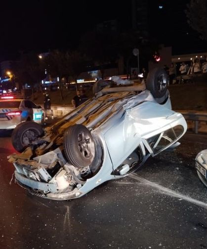 Kadıköy’de otomobil hafif ticari araca çarpıp takla attı: 4 yaralı