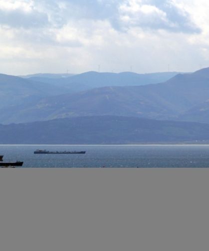 Meteorolojinin fırtına uyarısı sonrası yük gemileri Sinop'un doğal limanına sığındı