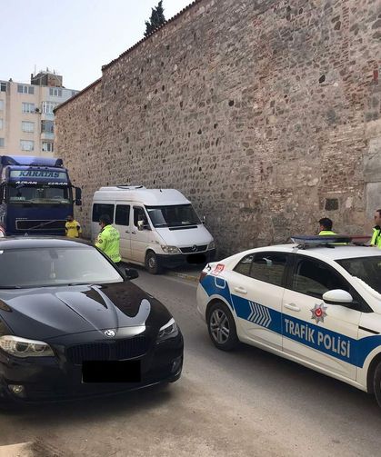 Hatalı park eden minibüs Sinop trafiğini kilitledi
