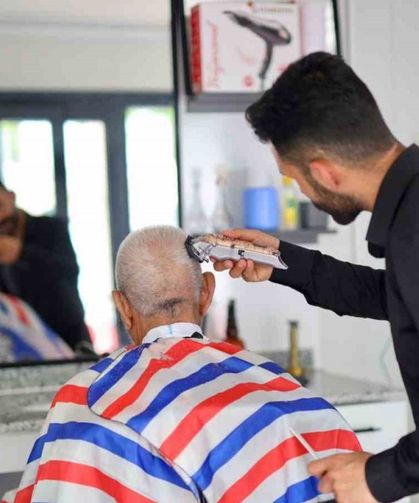 Aksaray’da emekliler ücretsiz tıraş ediliyor