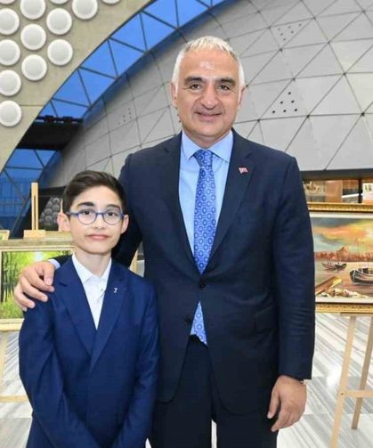 Bakan Ersoy, şehit polis memuru Hüseyin Gül’ün oğlu Talha’nın sergisini ziyaret etti