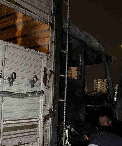 Başakşehir’de kamyonu yanan şoför: "Yemek yedim, döndüğümde arabanın alev aldığını gördüm"