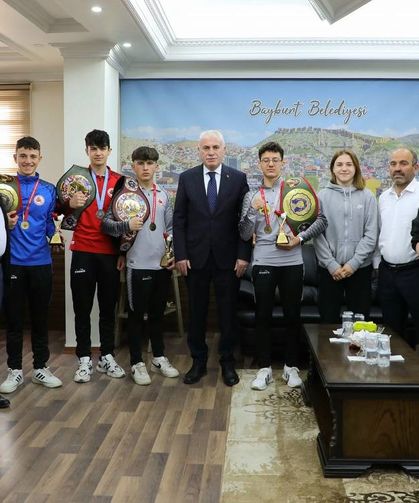 Başkan Memiş milli sporcuları makamında ağırladı