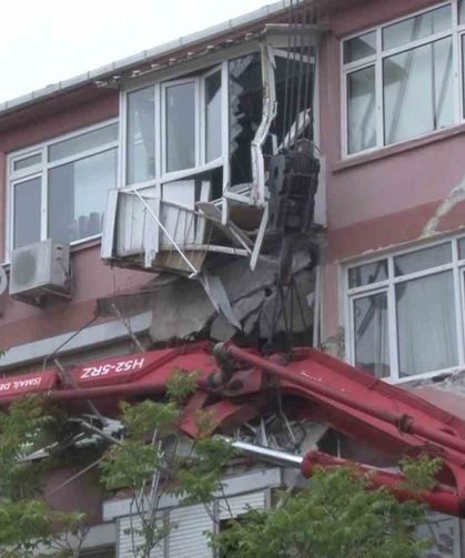 Beton pompası apartmanın üzerine devrildi: 2 balkon çöktü