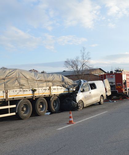 Tıra çarpan minibüsteki 1 kişi öldü, 2 kişi yaralandı