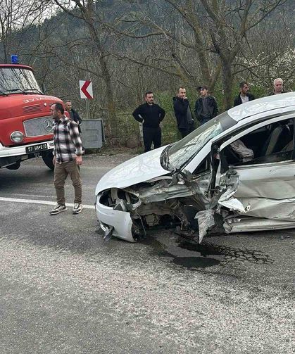Sinop’ta iki otomobil çarpıştı: 7 yaralı