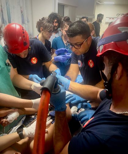 Ağaçtan düştü, korkuluk demirine saplandı