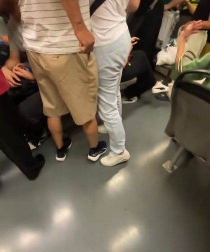 Metroda "süslenmişsin" kavgası