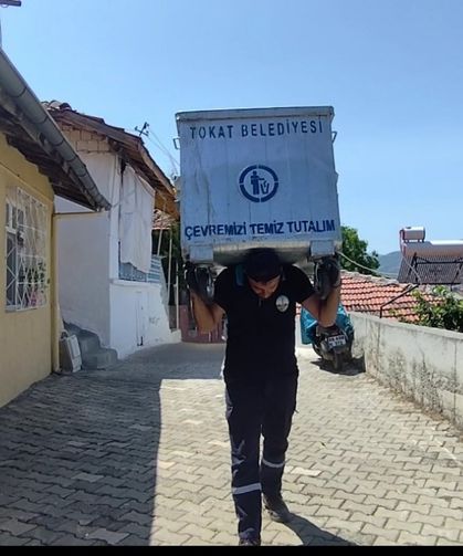 Temizlik personeli, farkındalık için çöp tenekesini sırtladı