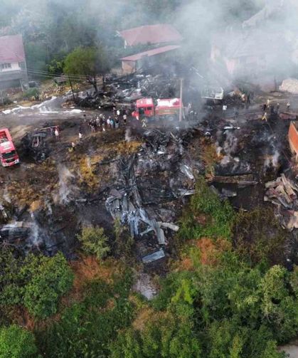 2 köy evi ve 10 samanlık yandı