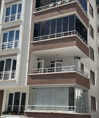 Perde takarken 3. kattan düştü