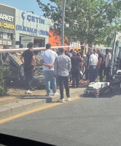 Kontrolden çıkan otomobil refüje devrildi