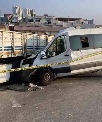 Öğrencileri taşıyan minibüs kaza yaptı: 2 ölü, 10 yaralı