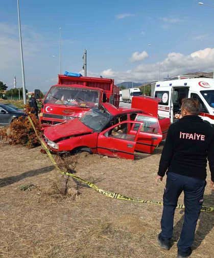 Otomobil ile kamyonet çarpıştı: 1 ölü