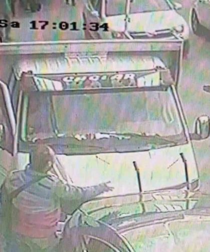 Direksiyon başında nöbet geçirdi: Kaza anı kamerada