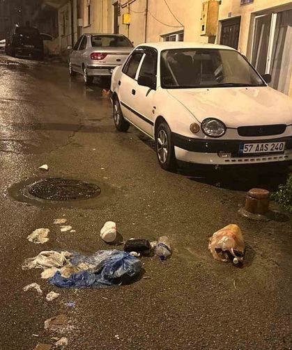 Sinop’ta sokağa bırakılan çöpler tepki topladı