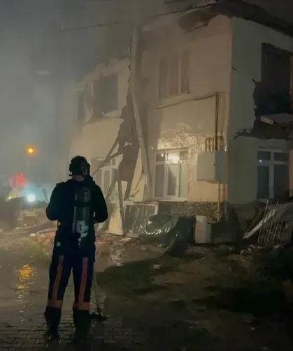 3 ev ve 4 samanlık alevlere teslim oldu