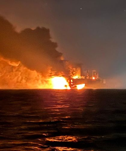 Karadeniz açıklarında isabet alan gemilerde yangın
