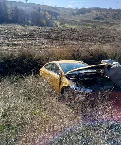 Ticari taksi tarlaya uçtu