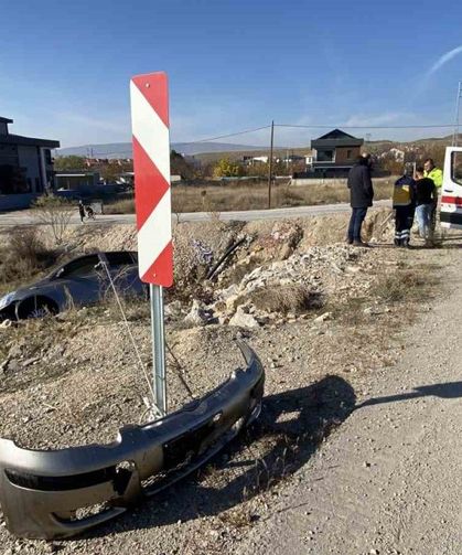 Yoldan çıkan otomobil asılı kaldı