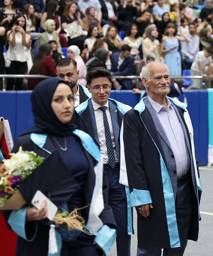 Hayali olan bölümden 75 yaşında mezun oldu
