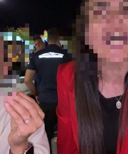 Bebeğini arabada unuttu, gazetecilere saldırdı
