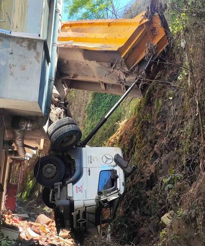 Freni boşalan kamyon apartman ile duvar arasına girdi