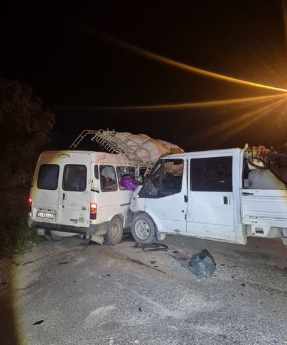Kamyonet ile minibüs çarpıştı: 7 yaralı