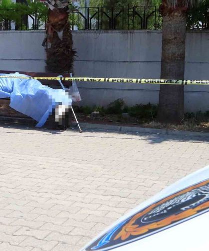 Otobüs durağında ölü bulundu