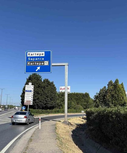 Panelvan yön tabelasına çarptı: 1 ölü, 2 yaralı