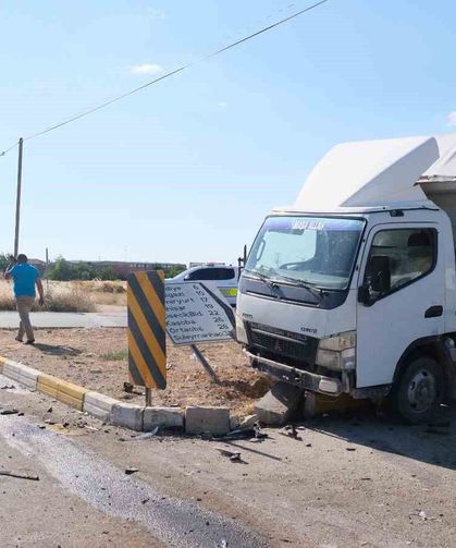 Ticari araçla kamyonet çarpıştı: 1 yaralı