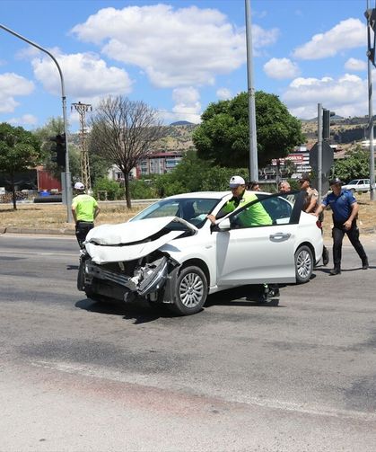 Beton mikseri ile çarpışan otomobildeki 5 kişi yaralandı