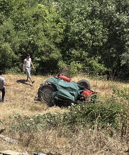 Devrilen traktörden atlayan sürücü yaralandı