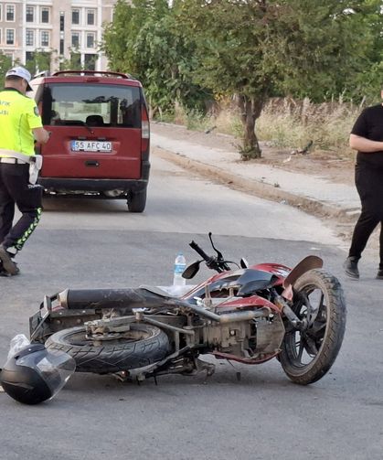 Hafif ticari araçla çarpışan motosikletteki 2 kişi yaralandı