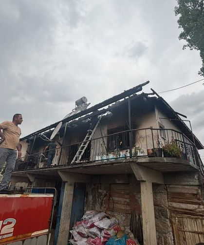 Tek katlı ev yandı