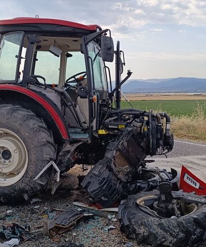 Traktör ile hafif ticari araç çarpıştı: 3 ölü, 3 yaralı