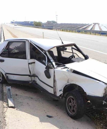 Bariyere çarpan otomobil hurdaya döndü
