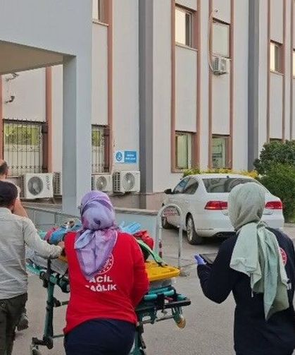 Devrilen kamyonetteki 6 kişi yaralandı
