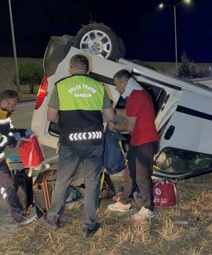 Hafif ticari araç takla attı: 5 yaralı
