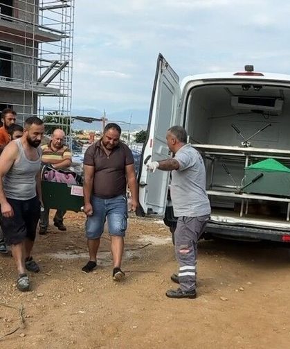 İnşaatta üzerine beton blok düşen işçi öldü