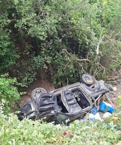 Otomobille çarpışan hafif ticari araç dereye uçtu