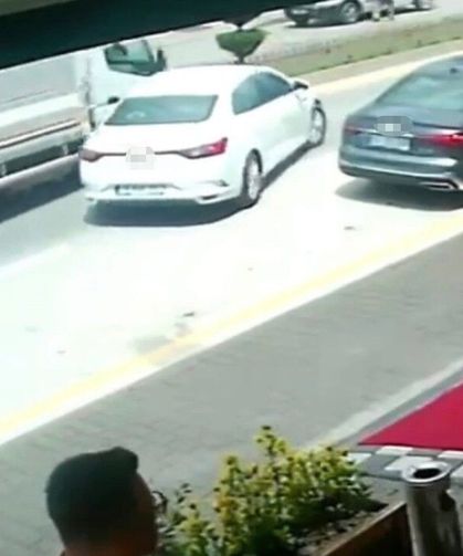 Park yerinden çıkan otomobile kamyon çarptı