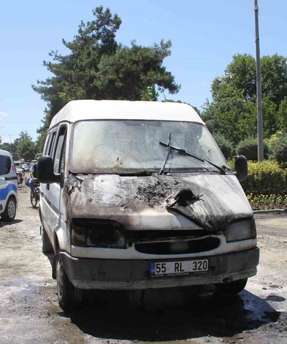 Seyir halindeki minibüs yandı