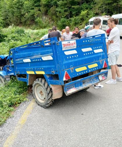 Devrilen tarım aracındaki 6 kişi yaralandı
