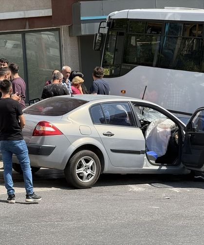 Halk otobüsü ile otomobil çarpıştı: 7 yaralı