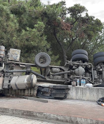 İstinat duvarına çarpan kamyon devrildi