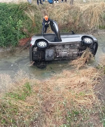 Su kanalına düşen otomobilin sürücüsü yaralandı